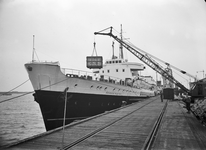 834070 Afbeelding van het laden van gesloten laadkisten op het schip Prinses Beatrix langs de kade te Hoek van Holland.